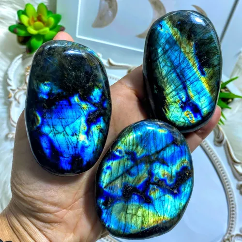 Angular shifts showing labradorescence in a stone