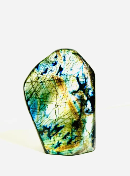 What Makes Labradorite Flash