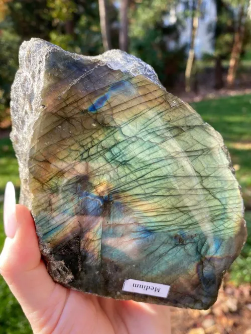 Comparison of high and low quality labradorite specimens