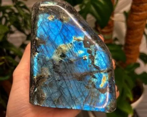 Diagram showing optimal lighting angles for labradorite