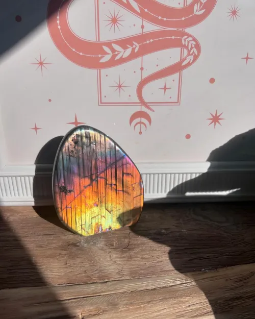Hand rotating light source over granite to demonstrate color change