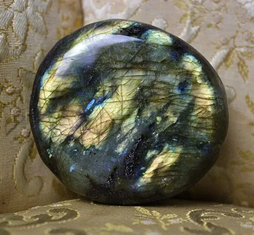 Labradorescence comparison under directed light