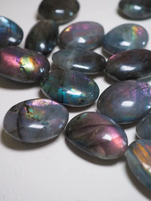 Light interaction diagram showing diffraction within layered labradorite structure