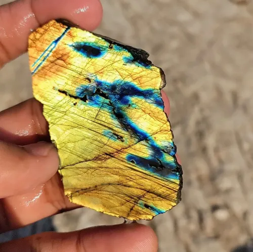 What Does Labradorite Look Like